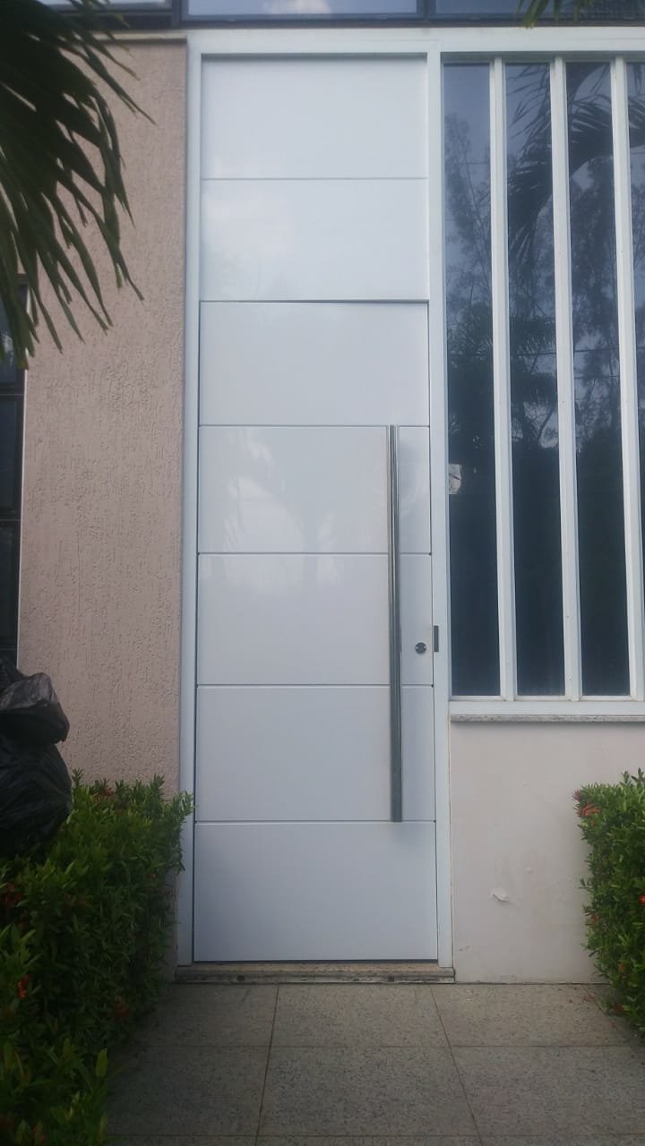 https://www.alumaresquadrias.com.br/products/uploads/_original/portas-pivotantes-608584.jpg